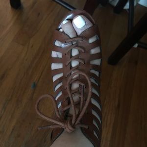Material girl caged 2 “ wedge sandals sz 6.5